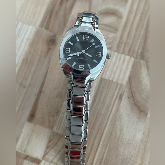 Stainless Ladies Watch Black Dial Stainless Luminous Hands Markers - Picture 6 of 13